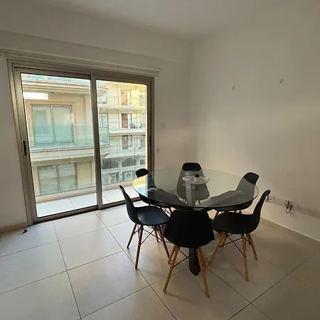 Central 2 Bedroom Apartment Near Finikoudes Beach Apartman Lárnaka