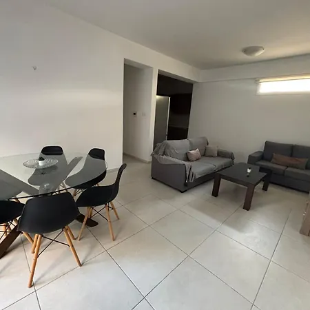 Apartment Central 2 Bedroom Apartment Near Finikoudes Beach *