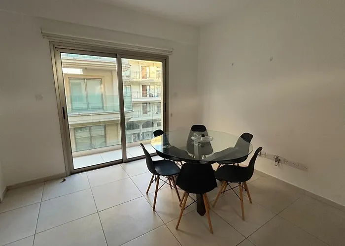 Large 2bd Near The Διαμέρισμα Λάρνακα