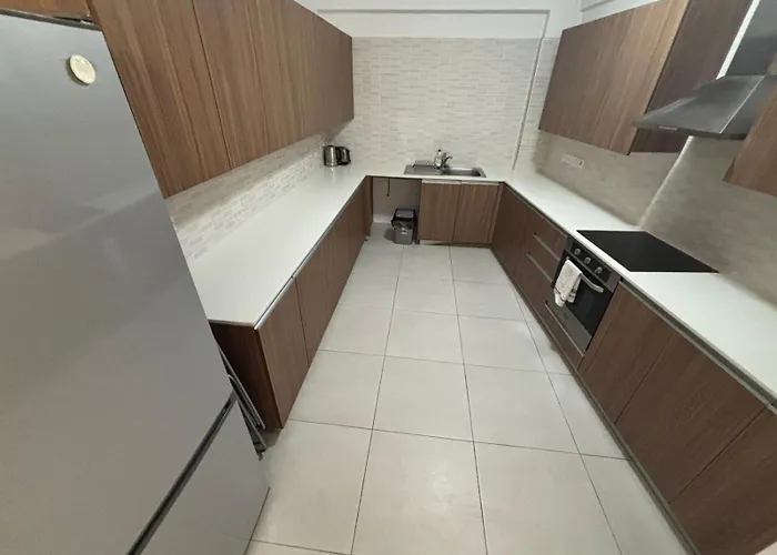 Large 2bd Near The Larnaka