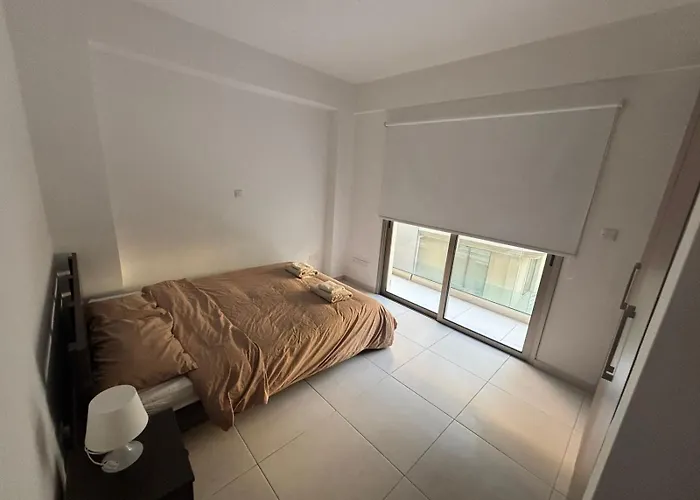 Large 2bd Near The Apartment