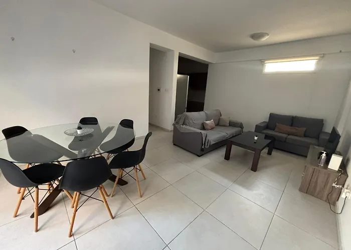 Διαμέρισμα Large 2bd Near The *