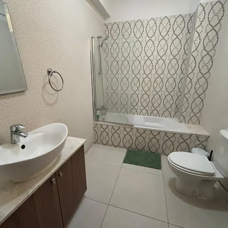 Central 2 Bedroom Apartment Near Finikoudes Beach Apartamento Larnaca